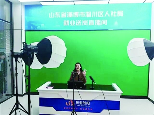 主播正在直播间工作 新华社发